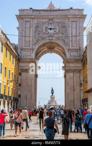 Il XVIII secolo Arco da Rua Augusta, un arco in pietra che funge da gateway a Lisbona. L'arco fu costruito da Verissimo da Costa nel 1755 per commemorare t Foto Stock