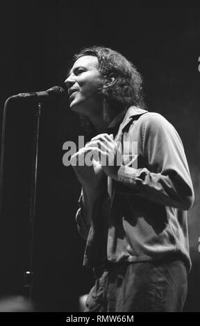 Il cantante Eddie Vedder è mostrato esibirsi sul palco durante un 'live' aspetto di concerto con i Pearl Jam. Foto Stock