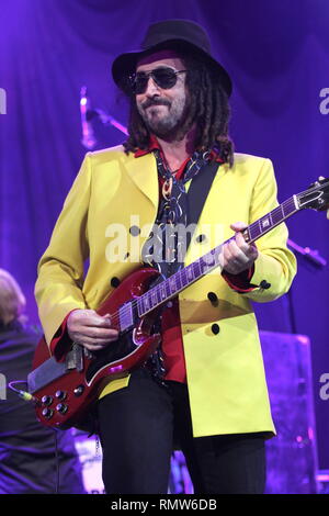 Chitarrista Mike Campbell di Tom Petty & il a tutto rock è mostrato esibirsi sul palco durante un 'live' aspetto di concerto. Foto Stock