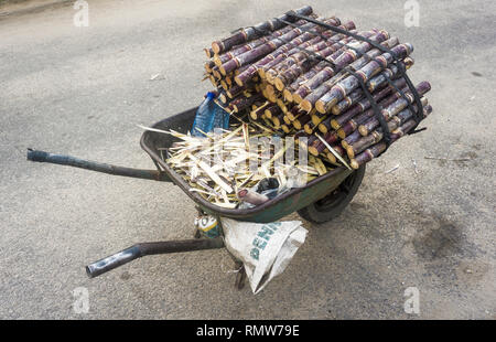 Un punto di vendita al dettaglio di canna da zucchero carrello sulla strada di Lagos Foto Stock