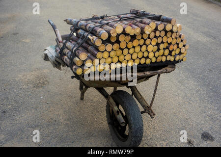 Un punto di vendita al dettaglio di canna da zucchero carrello sulla strada di Lagos Foto Stock