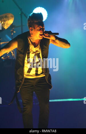 Il cantante Jacoby Shaddix è mostrato esibirsi sul palco con Papa Roach. Foto Stock