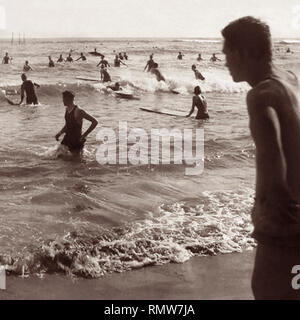 1920S con vista della spiaggia di surfisti a Waikiki a Honolulu, Hawaii. Foto Stock
