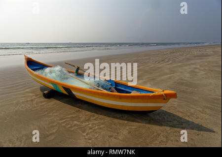 Barche da pesca sulla spiaggia devbagh sindhudurg, Maharashtra, India, Asia Foto Stock