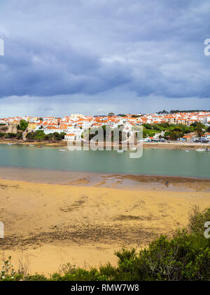 Vista su Vila nova de Milfontes, una cittadina nel sud-ovest del Portogallo. Foto Stock