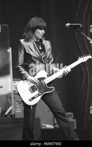 Cantante, compositore e chitarrista Chrissie Hynde di British rock band i pretendenti è mostrato esibirsi sul palco durante un 'live' aspetto di concerto. Foto Stock