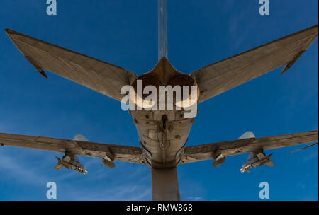 Un allestimento di un retrò warplane sullo sfondo di un edificio abbandonato in una giornata di sole Foto Stock