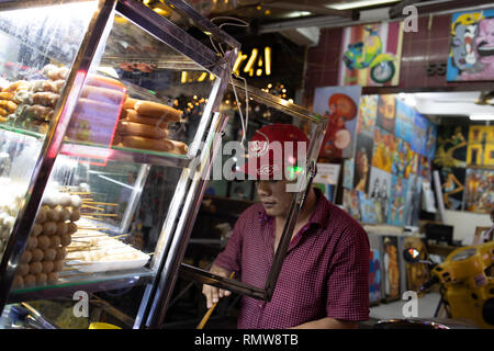 Cucina di strada fornitore, Pham Ngu Lao area della vita notturna o Pho Tay, Ho Chi Minh City o Saigon Vietnam Foto Stock