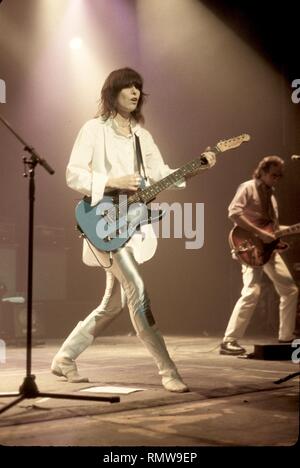 Cantante, compositore e chitarrista Chrissie Hynde di British rock band i pretendenti è mostrato esibirsi sul palco durante un 'live' aspetto di concerto. Foto Stock