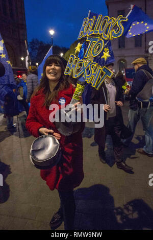 Voto popolare sostenitori guarda il dibattito parlamentare live in piazza del Parlamento davanti a Theresa Maggio del ritiro Brexit trattare con: atmosfera, vista in cui: Londra, Regno Unito quando: 15 Gen 2019 Credit: Wheatley/WENN Foto Stock