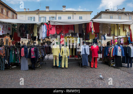 Vestiti in un mercato all'aperto in Reggio Emilia, Italia. Foto Stock
