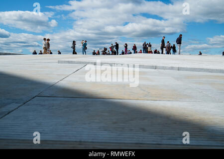 Le persone si radunano sul tetto fuori Oslo è di nuovo Opera House in Norvegia. Foto Stock
