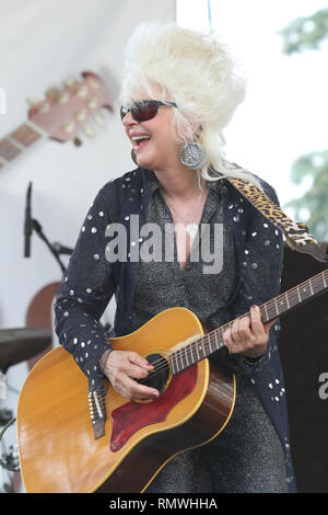 Cantante, compositore e chitarrista Christine Ohlman è mostrato esibirsi sul palco durante un 'live' aspetto di concerto. Foto Stock