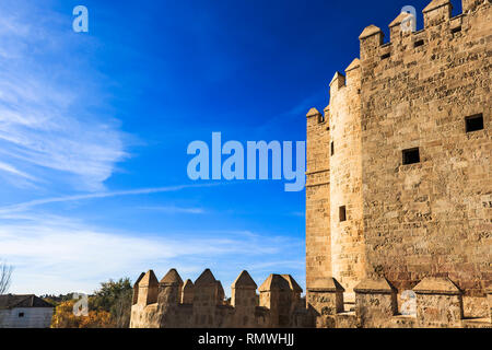 Vista laterale della torre di Calahorra presso il ponte romano di Cordova Foto Stock