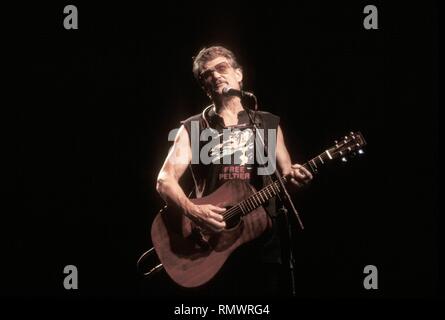 Cantante, compositore, attore e scrittore Kris Kristofferson è di eseguire sul palco durante un 'live' aspetto di concerto. Foto Stock