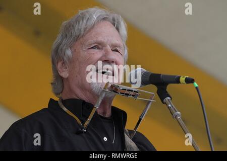 Cantante, compositore, attore e scrittore Kris Kristofferson è di eseguire sul palco durante un 'live' aspetto di concerto. Foto Stock