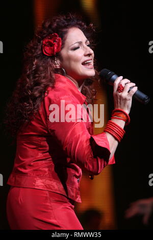 Cantante e cantautore Gloria Estefan è mostrato esibirsi sul palco durante un 'live' aspetto di concerto. Foto Stock