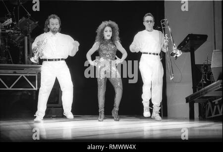Cantante e cantautore Gloria Estefan è mostrato esibirsi sul palco durante un 'live' aspetto di concerto. Foto Stock