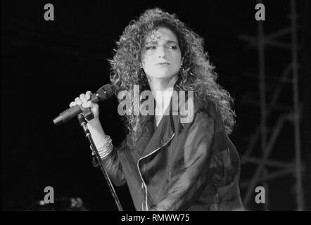 Cantante e cantautore Gloria Estefan è mostrato esibirsi sul palco durante un 'live' aspetto di concerto. Foto Stock