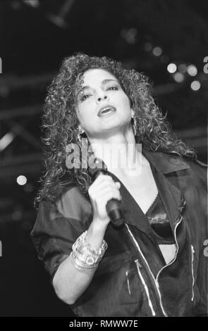 Cantante e cantautore Gloria Estefan è mostrato esibirsi sul palco durante un 'live' aspetto di concerto. Foto Stock