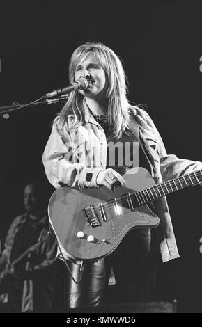 Musicista Melissa Etheridge è mostrato esibirsi sul palco durante un 'live' aspetto di concerto. Foto Stock