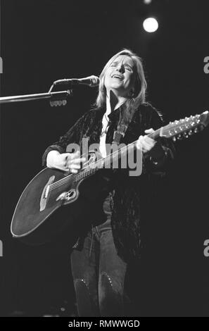 Musicista Melissa Etheridge è mostrato esibirsi sul palco durante un 'live' aspetto di concerto. Foto Stock