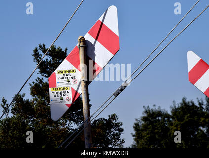 Avvertenza la Pacific Gas and Electric Company gasdotto segno lungo Alameda Creek Trail nella contea di Alameda, California Foto Stock