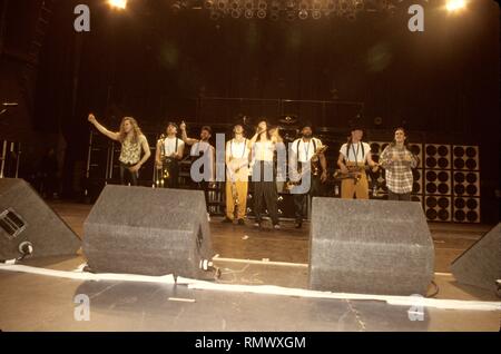 Extreme i membri della band sono mostrati sul palco durante un 'live' prestazioni di concerto. Foto Stock