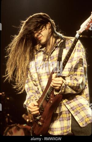 Il chitarrista Nuno Bettencourt è mostrato sul palco durante un 'live' prestazioni di concerto. Foto Stock