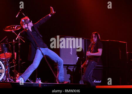 Extreme cantante Gary Cherone è mostrato sul palco durante un 'live' prestazioni di concerto. Foto Stock