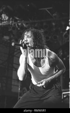 Extreme cantante Gary Cherone è mostrato esibirsi sul palco durante un 'live' aspetto di concerto. Foto Stock