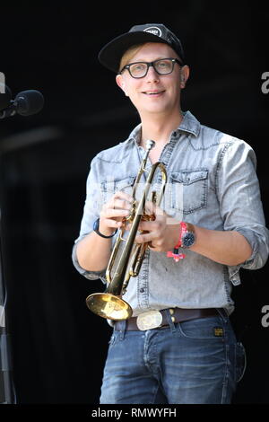 Musicista Mike 'McDuck' Olson è mostrato esibirsi sul palco durante un 'live' aspetto di concerto con Lake Street Dive. Foto Stock