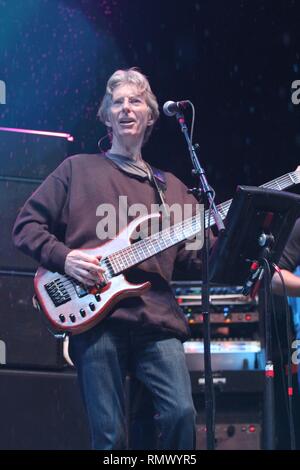 Il cantante e il bassista Phil Lesh è mostrato esibirsi sul palco durante un 'live' aspetto di concerto con Phil Lesh & Friends. Foto Stock