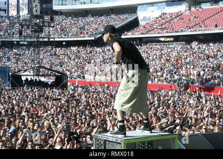 Musicista, cantante, compositore e multistrumentista Chester Bennington dei Grammy Award winning rock band Linkin Park è indicato di eseguire sul palco durante un 'live' prestazioni di concerto. Foto Stock