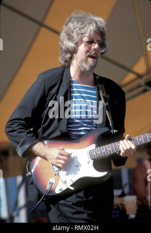 Il chitarrista, mandolinist e trumpeter Fred Tackett di Little Feat è mostrato esibirsi sul palco durante un 'live' aspetto di concerto. Foto Stock