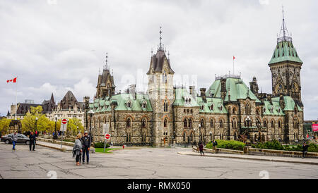 Ottawa, Canada - 14 maggio 2017. Gli edifici del Parlamento a Ottawa, Canada. Gli edifici progettati in un revival gotico stile, e aperto a Giugno 1866. Foto Stock