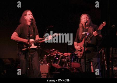 Musicisti Jim armenti e Ray Mason del solitario fratelli sono mostrati esibirsi sul palco durante un 'live' aspetto di concerto. Foto Stock