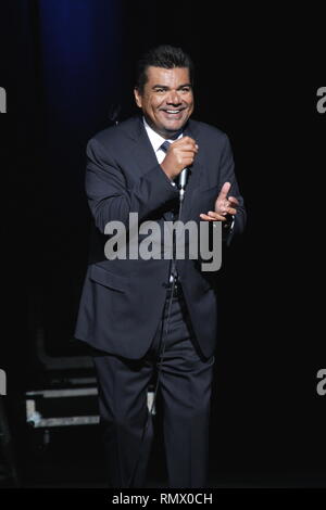 Il comico, attore e talk show host George Lopez è mostrato esibirsi sul palco durante un 'live' stand up aspetto. Foto Stock