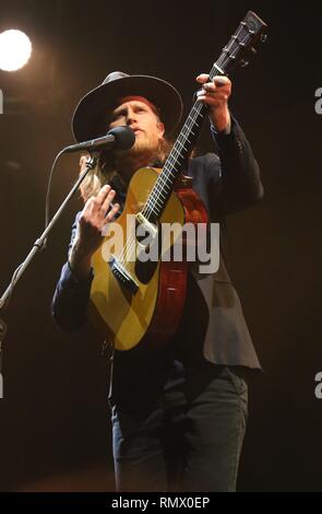 Cantante e chitarrista Wesley Schultz è mostrato esibirsi sul palco durante un 'live' aspetto concerto la Lumineers. Foto Stock
