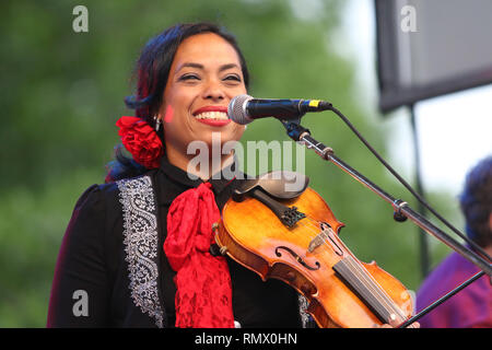 Il cantante e Violin Player Mireya Ramos è mostrato esibirsi sul palco durante un 'live' aspetto di concerto con Mariachi Flor de Toloache. Foto Stock