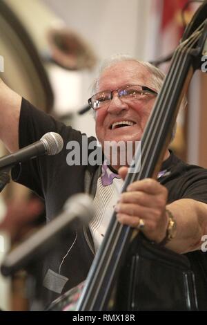 Rock n' Roll Hall of Fame musicista Lytle Marshall è mostrato a giocare il suo stand up bass guitar durante un 'live' prestazioni di concerto. Foto Stock