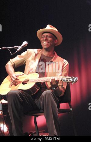 Blues cantante, chitarrista e compositore Keb' Mo' , nato a Kevin Moore, è mostrato il palcoscenico durante una 'live' aspetto di concerto. Foto Stock