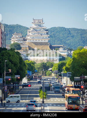 Una vista di Ootemae-dori (Ootemae Street), la strada principale e il castello di Himeji (Himeji-jo) in aumento in background, Himeji, nella prefettura di Hyogo, Giappone. Foto Stock