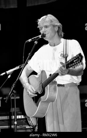 Cantante, compositore e chitarrista Justin Hayward della rock band The Moody Blues è mostrato esibirsi sul palco durante un 'live' aspetto di concerto. Foto Stock