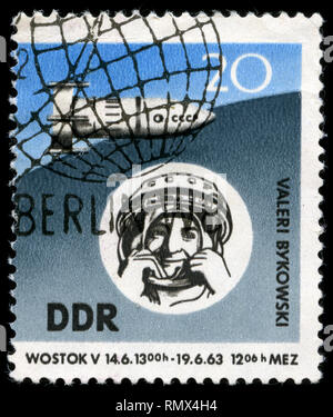 Con timbro postale timbro dalla Germania Est (DDR) in voli spaziali serie emesse nel 1963 Foto Stock