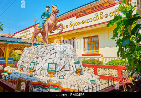 BAGO, MYANMAR - 15 febbraio 2018: la statua equestre di onorato militante birmana nel giardino di Kha Khat Waing Kyaung Monastero, su 15 Febbraio a Bago. Foto Stock