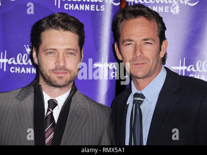 Jason Priestley, Luke Perry - Hallmark tca celebrare & Connect Gala presso la Casa del Torneo di Pasadena.a Jason Priestley, Luke Perry 07 evento nella vita di Hollywood - California, tappeto rosso Evento, STATI UNITI D'AMERICA, industria cinematografica, celebrità, fotografia, Bestof, arte cultura e intrattenimento, Topix celebrità moda, migliori della vita di Hollywood, evento nella vita di Hollywood - California, moquette rossa e dietro le quinte, movie celebrità, personaggi televisivi, musica celebrità, Topix, attori da lo stesso film e cast co star insieme. inchiesta tsuni@Gamma-USA.com, Credito Tsuni / STATI UNITI D'AMERICA, 2011 - Gruppo, TV e film cast Foto Stock