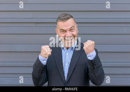 Serie 6/6 giubilanti imprenditore tifo e stringendo i pugni punzonatura l'aria celebrando un business o di successo personale o buone notizie Foto Stock