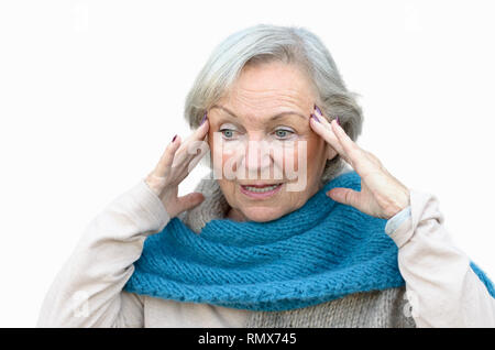 Confusi e disorientati senior lady tenendo le sue mani per i suoi templi come si guarda a parte, concettuale di insorgenza di demenza o morbo di Alzheimer Foto Stock
