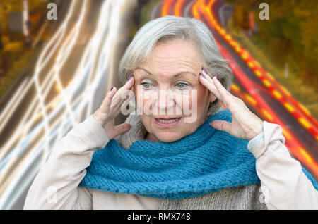 Confusi e disorientati senior lady tenendo le sue mani per i suoi templi come si guarda a parte, concettuale di insorgenza di demenza o morbo di Alzheimer Foto Stock